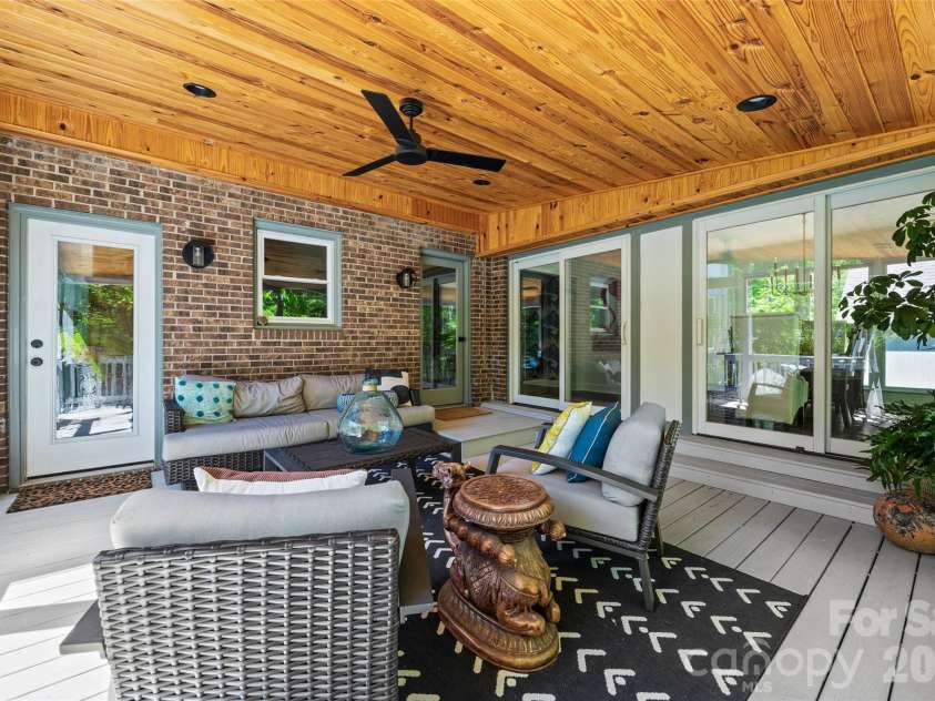 517 Raintree Drive, Matthews, NC 28104.  MLS# CAR4376465, YatesRealty ID 30492. 
