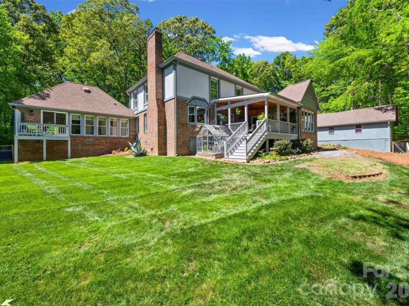 517 Raintree Drive, Matthews, NC 28104.  MLS# CAR4376465, YatesRealty ID 30492. 