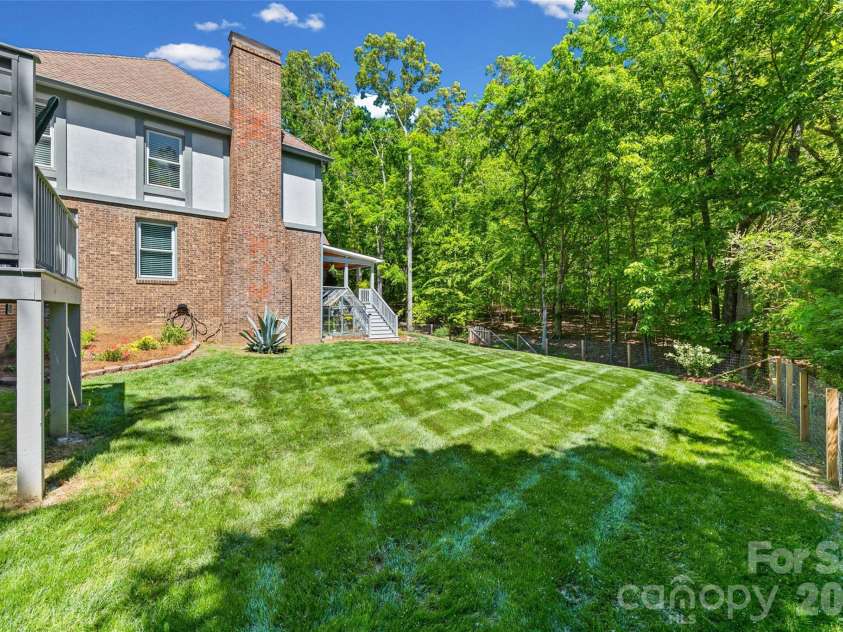 517 Raintree Drive, Matthews, NC 28104.  MLS# CAR4376465, YatesRealty ID 30492. 