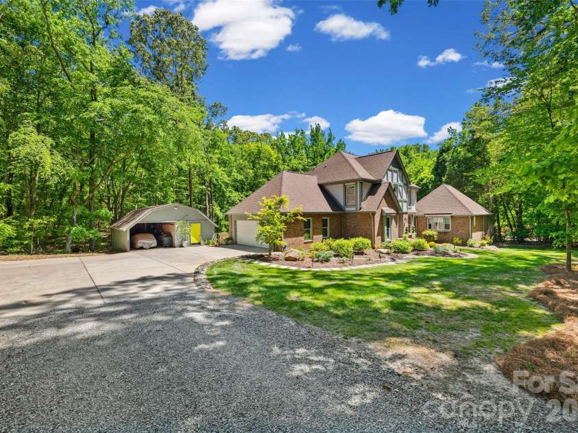 517 Raintree Drive, Matthews, NC 28104.  MLS# CAR4376465, YatesRealty ID 30492. 