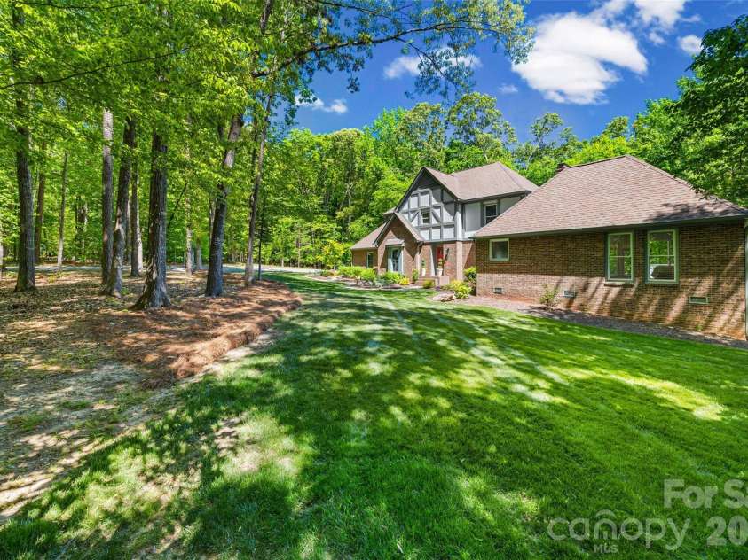 517 Raintree Drive, Matthews, NC 28104.  MLS# CAR4376465, YatesRealty ID 30492. 