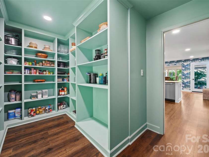 517 Raintree Drive, Matthews, NC 28104.  MLS# CAR4376465, YatesRealty ID 30492. Pantry off the kitchen