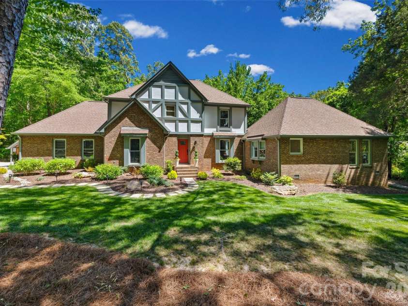 517 Raintree Drive, Matthews, NC 28104.  MLS# CAR4376465, YatesRealty ID 30492. Welcome home