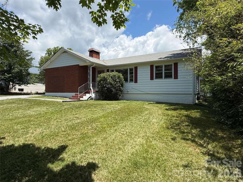 17 Pershing Road, Asheville, NC 28805.  MLS# CAR4386924, YatesRealty ID 30494. 