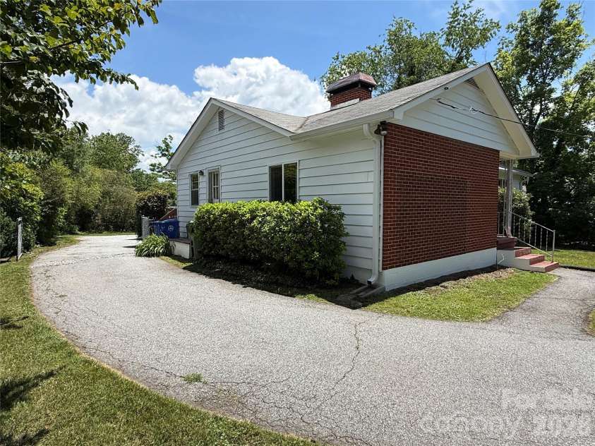 17 Pershing Road, Asheville, NC 28805.  MLS# CAR4386924, YatesRealty ID 30494. 