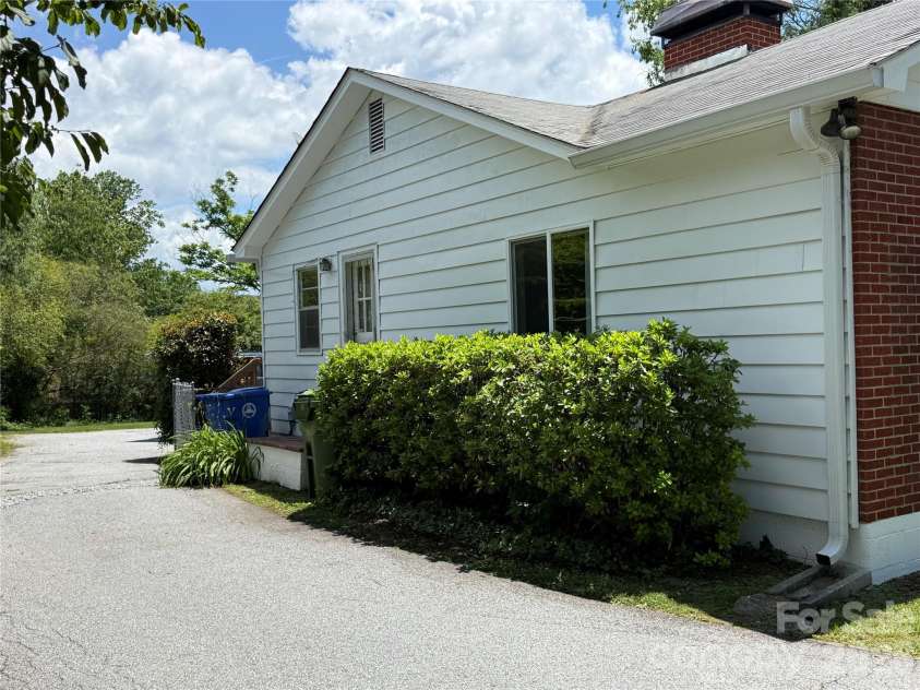 17 Pershing Road, Asheville, NC 28805.  MLS# CAR4386924, YatesRealty ID 30494. 