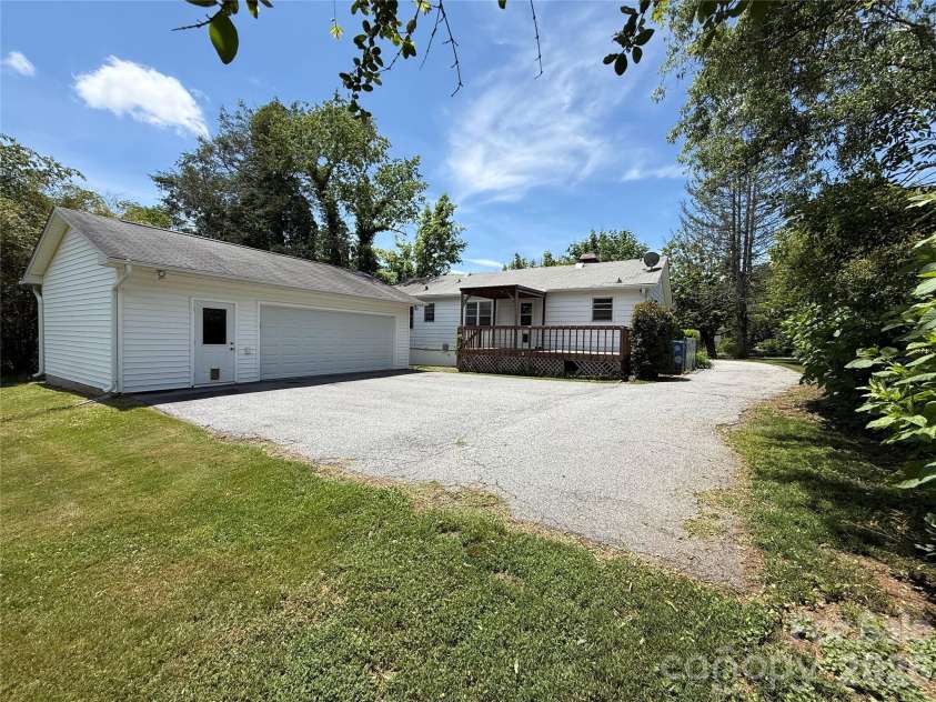 17 Pershing Road, Asheville, NC 28805.  MLS# CAR4386924, YatesRealty ID 30494. 
