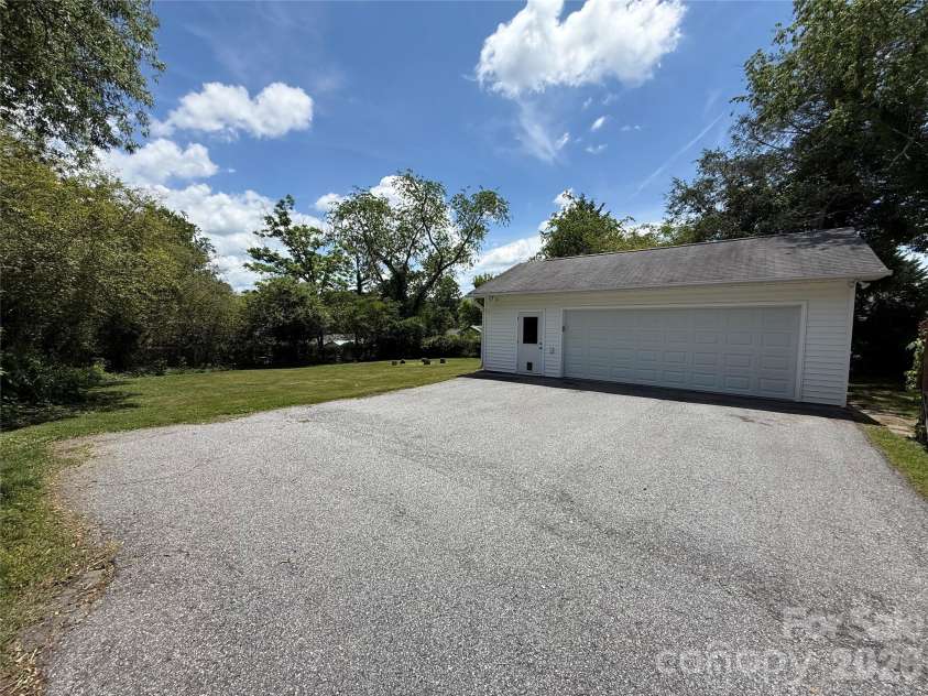 17 Pershing Road, Asheville, NC 28805.  MLS# CAR4386924, YatesRealty ID 30494. 