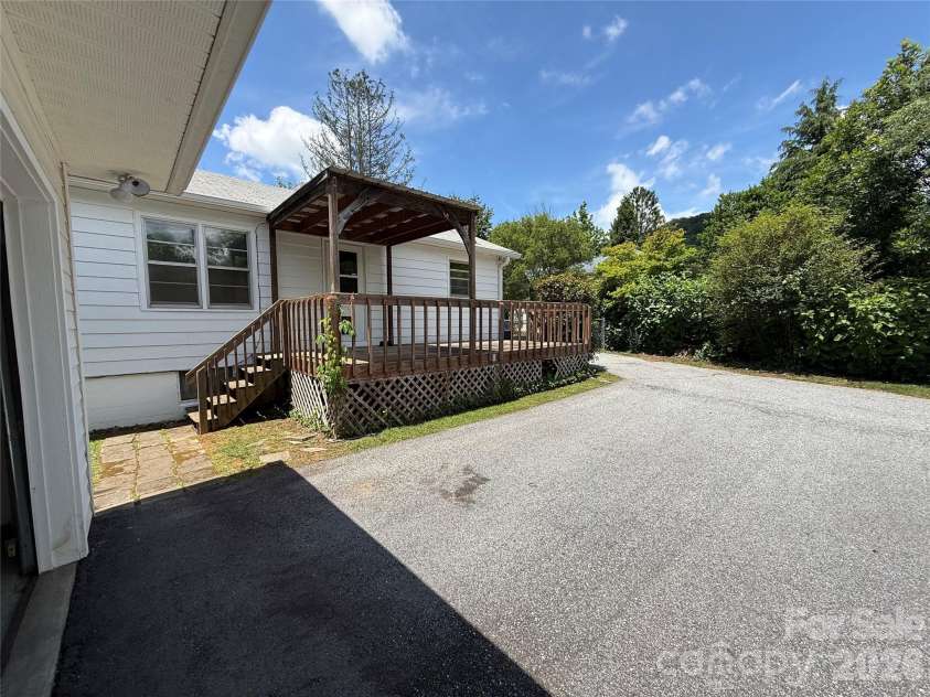 17 Pershing Road, Asheville, NC 28805.  MLS# CAR4386924, YatesRealty ID 30494. 