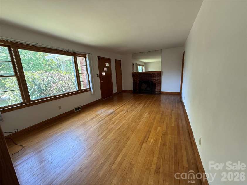 17 Pershing Road, Asheville, NC 28805.  MLS# CAR4386924, YatesRealty ID 30494. 