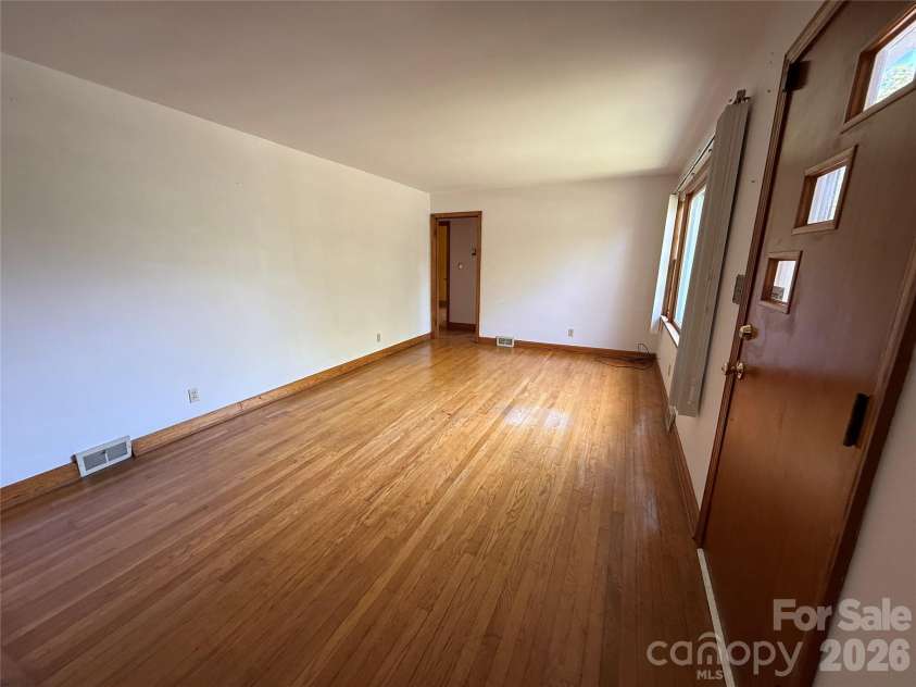17 Pershing Road, Asheville, NC 28805.  MLS# CAR4386924, YatesRealty ID 30494. 