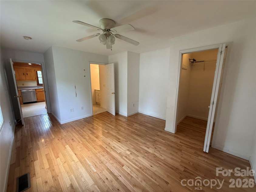 17 Pershing Road, Asheville, NC 28805.  MLS# CAR4386924, YatesRealty ID 30494. 
