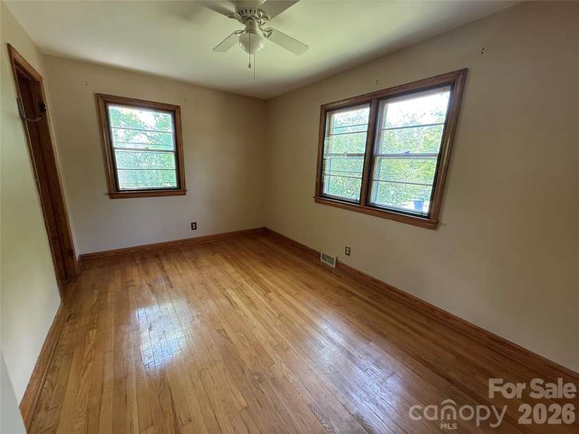 17 Pershing Road, Asheville, NC 28805.  MLS# CAR4386924, YatesRealty ID 30494. 
