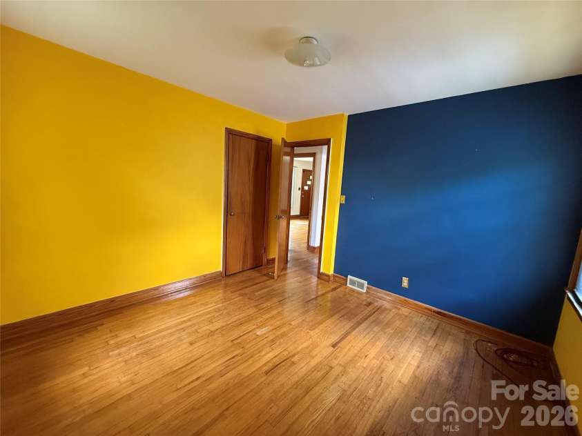 17 Pershing Road, Asheville, NC 28805.  MLS# CAR4386924, YatesRealty ID 30494. 