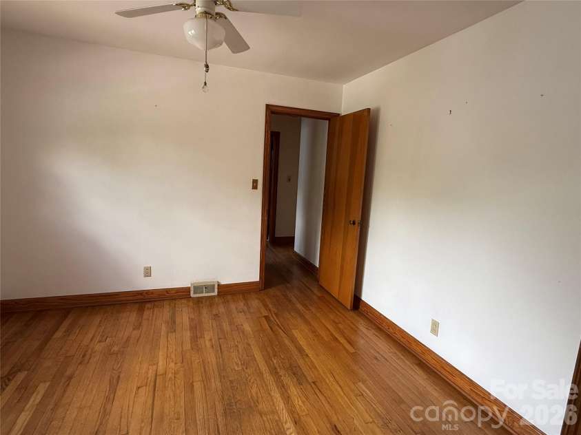 17 Pershing Road, Asheville, NC 28805.  MLS# CAR4386924, YatesRealty ID 30494. 