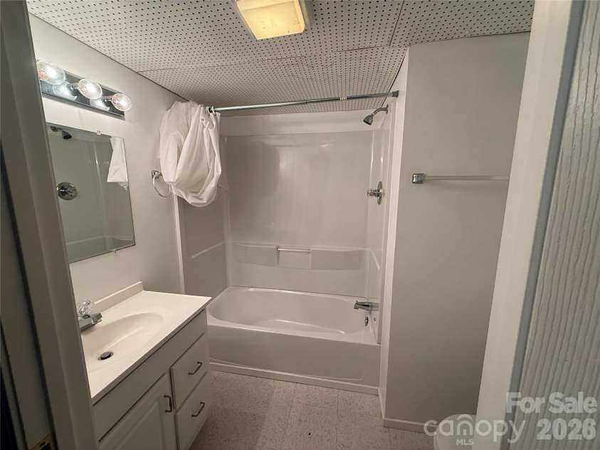 17 Pershing Road, Asheville, NC 28805.  MLS# CAR4386924, YatesRealty ID 30494. 