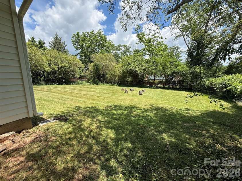 17 Pershing Road, Asheville, NC 28805.  MLS# CAR4386924, YatesRealty ID 30494. 