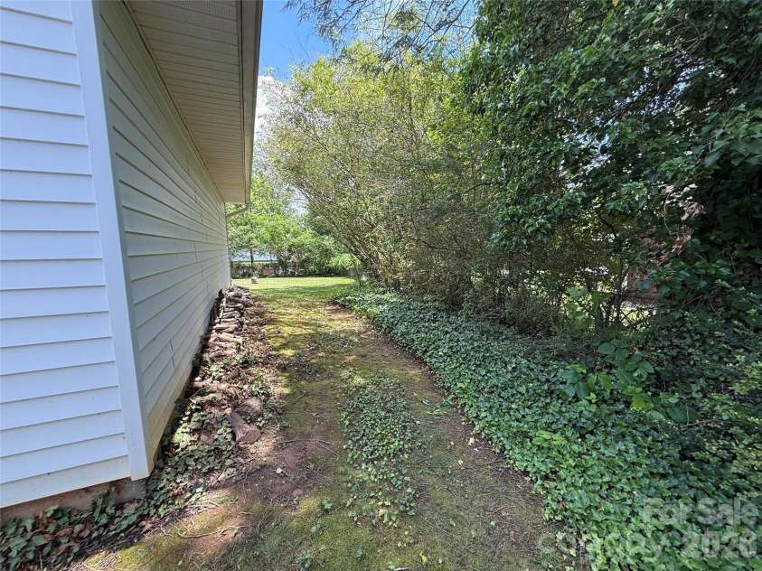 17 Pershing Road, Asheville, NC 28805.  MLS# CAR4386924, YatesRealty ID 30494. 