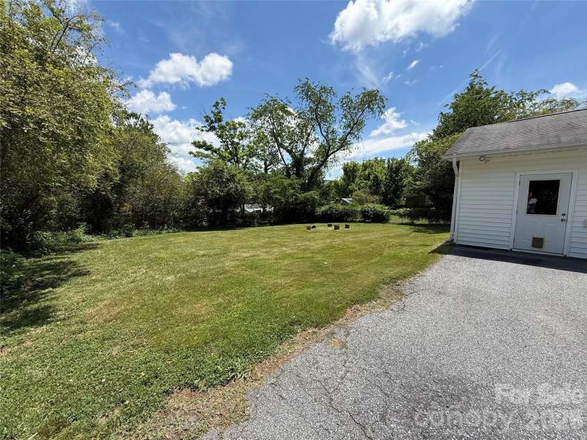 17 Pershing Road, Asheville, NC 28805.  MLS# CAR4386924, YatesRealty ID 30494. 