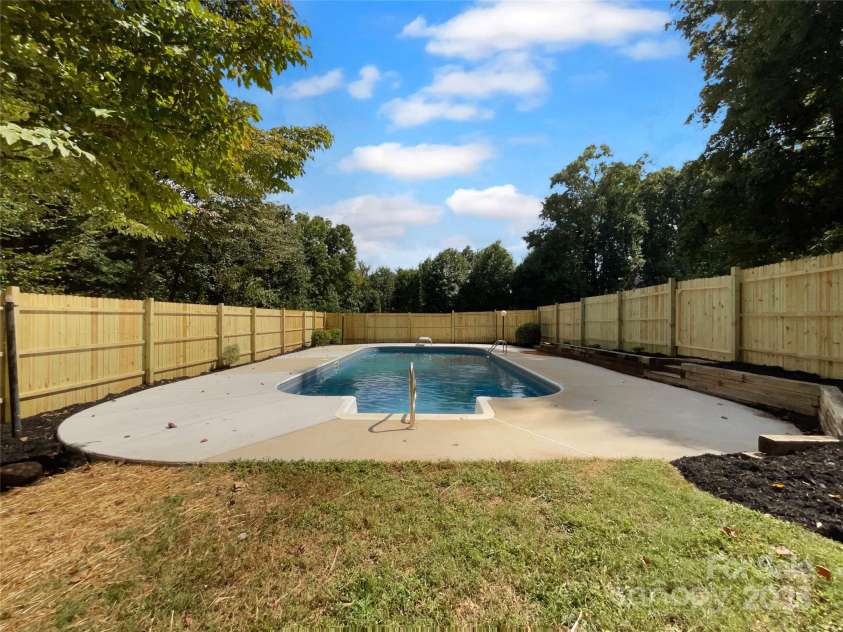 8117 Shannon Woods Lane, Matthews, NC 28104.  MLS# CAR4285282, YatesRealty ID 30495. 