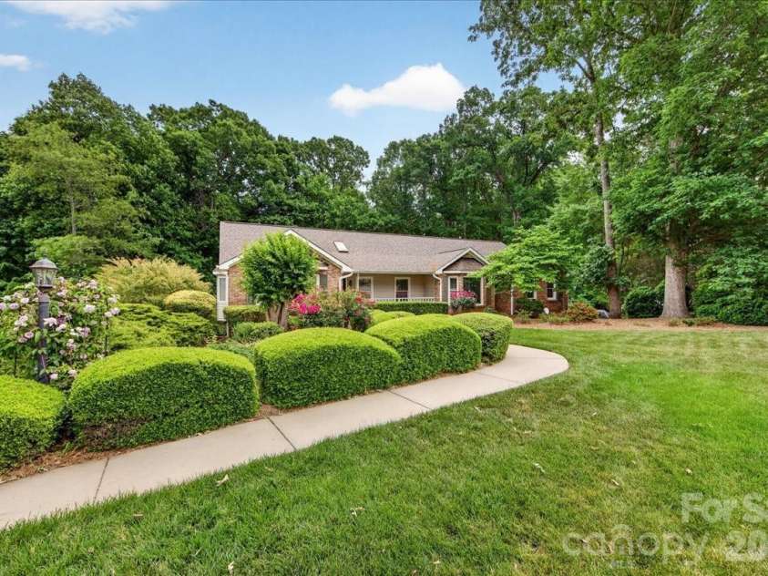 148 Miss Ellie Lane, Gastonia, NC 28056.  MLS# CAR4379291, YatesRealty ID 30496. Front yard