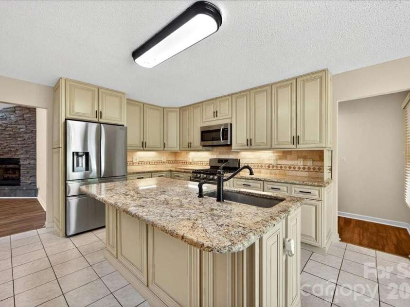 148 Miss Ellie Lane, Gastonia, NC 28056.  MLS# CAR4379291, YatesRealty ID 30496. Kitchen