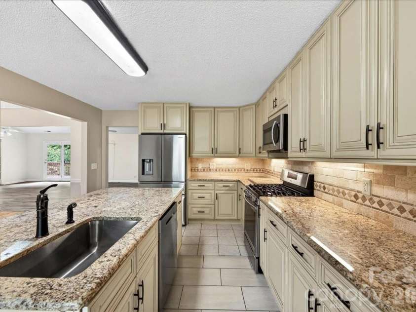 148 Miss Ellie Lane, Gastonia, NC 28056.  MLS# CAR4379291, YatesRealty ID 30496. Kitchen