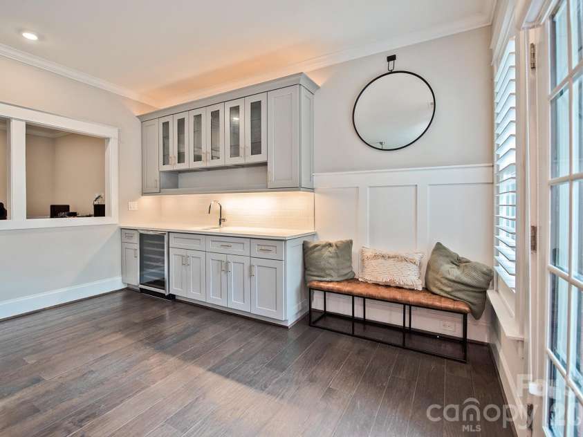 523 Griffith Village Lane, Davidson, NC 28036.  MLS# CAR4390180, YatesRealty ID 30497. Wet Bar