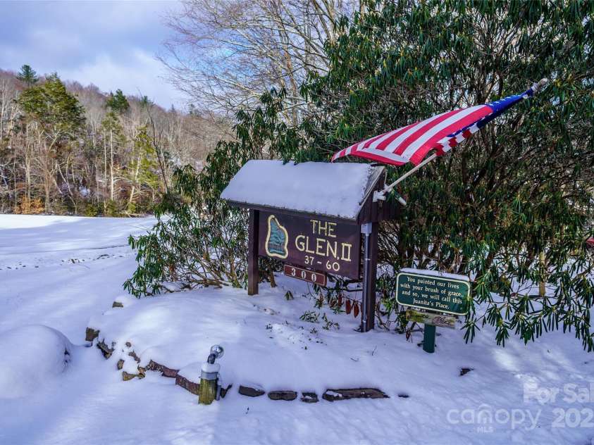 300 Glenwood Lane, Sugar Mountain, NC 28604.  MLS# CAR4204653, YatesRealty ID 305. 