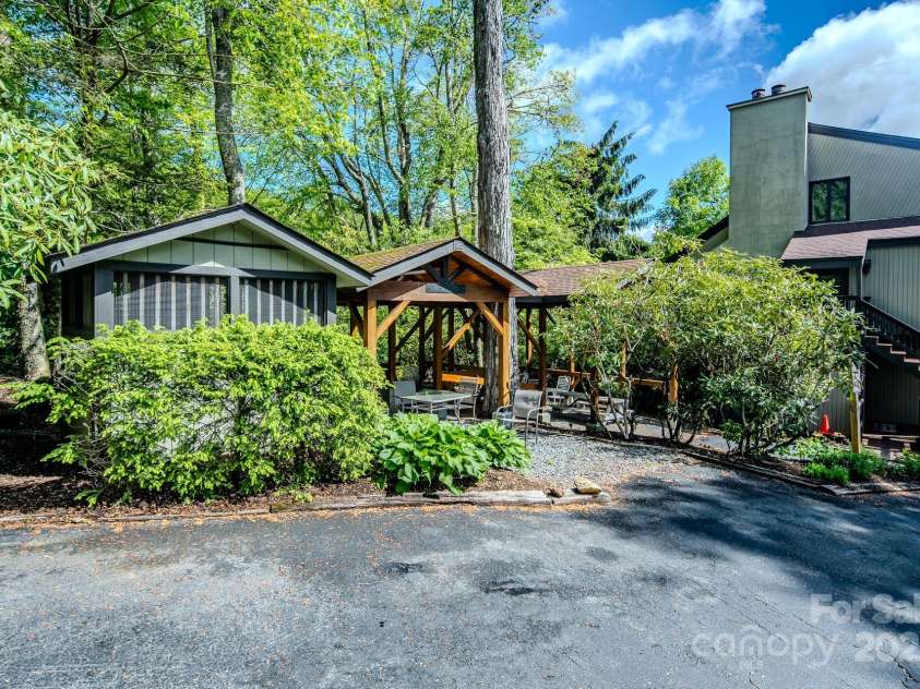 300 Glenwood Lane, Sugar Mountain, NC 28604.  MLS# CAR4204653, YatesRealty ID 305. 