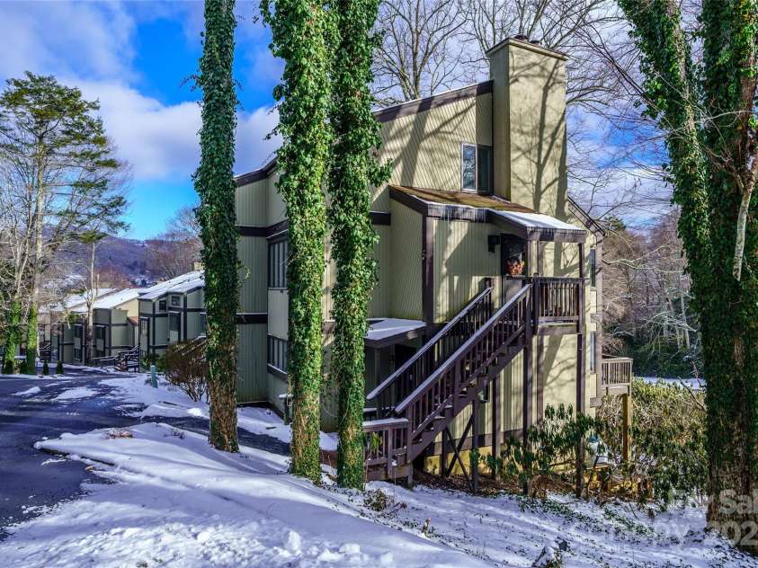 300 Glenwood Lane, Sugar Mountain, NC 28604.  MLS# CAR4204653, YatesRealty ID 305. 