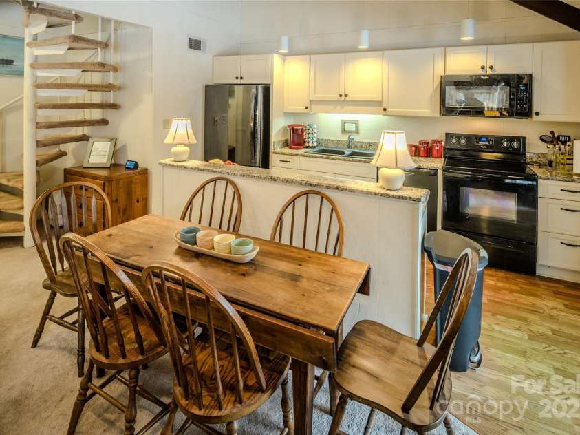 300 Glenwood Lane, Sugar Mountain, NC 28604.  MLS# CAR4204653, YatesRealty ID 305. 