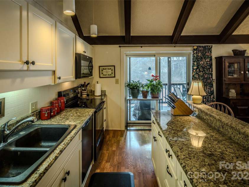 300 Glenwood Lane, Sugar Mountain, NC 28604.  MLS# CAR4204653, YatesRealty ID 305. 