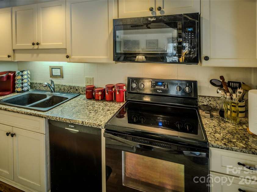 300 Glenwood Lane, Sugar Mountain, NC 28604.  MLS# CAR4204653, YatesRealty ID 305. 