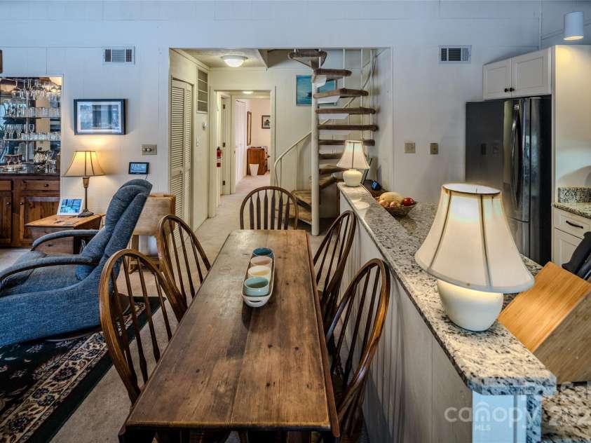 300 Glenwood Lane, Sugar Mountain, NC 28604.  MLS# CAR4204653, YatesRealty ID 305. 