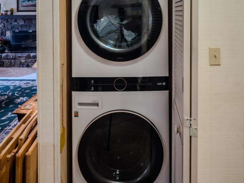 300 Glenwood Lane, Sugar Mountain, NC 28604.  MLS# CAR4204653, YatesRealty ID 305. 