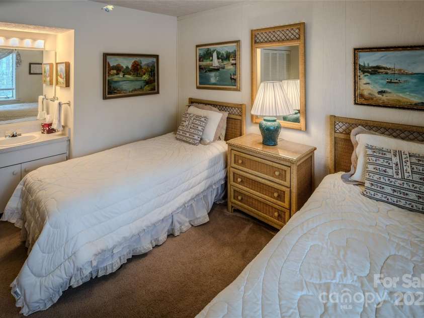 300 Glenwood Lane, Sugar Mountain, NC 28604.  MLS# CAR4204653, YatesRealty ID 305. 