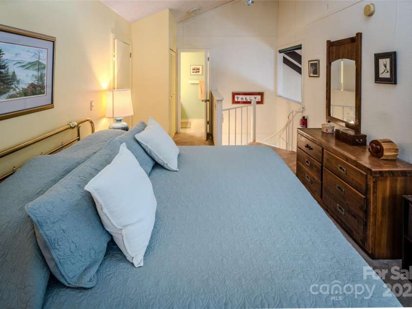 300 Glenwood Lane, Sugar Mountain, NC 28604.  MLS# CAR4204653, YatesRealty ID 305. 