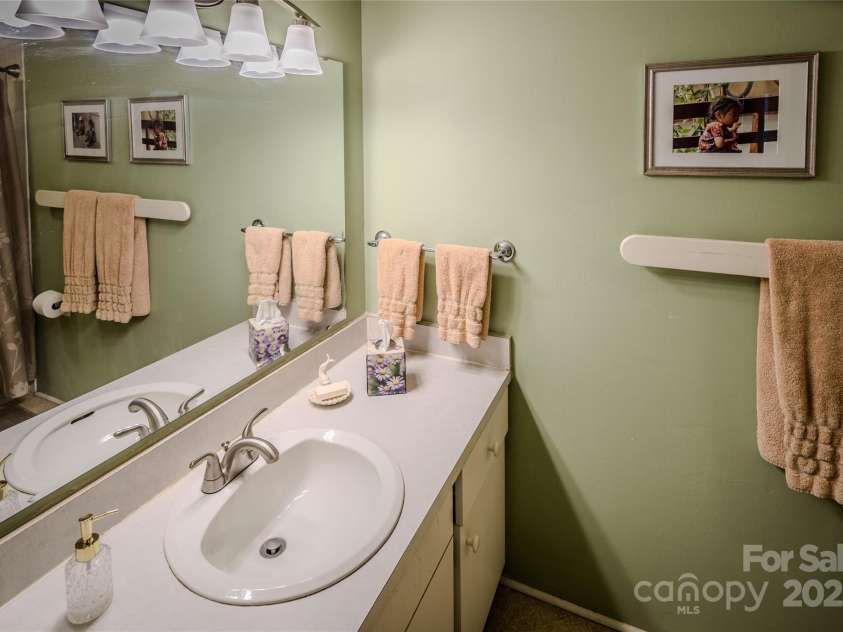 300 Glenwood Lane, Sugar Mountain, NC 28604.  MLS# CAR4204653, YatesRealty ID 305. 