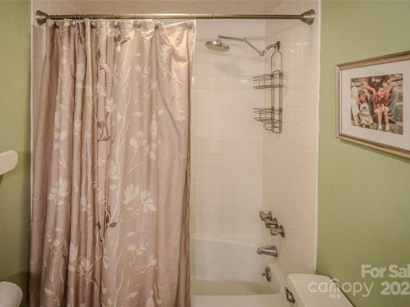 300 Glenwood Lane, Sugar Mountain, NC 28604.  MLS# CAR4204653, YatesRealty ID 305. 