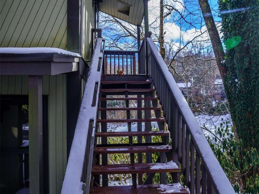 300 Glenwood Lane, Sugar Mountain, NC 28604.  MLS# CAR4204653, YatesRealty ID 305. 