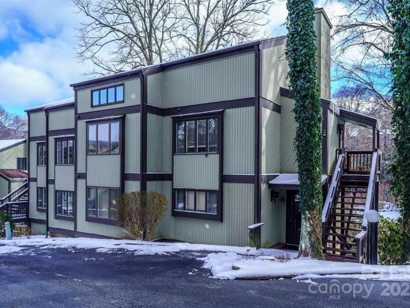 300 Glenwood Lane, Sugar Mountain, NC 28604.  MLS# CAR4204653, YatesRealty ID 305. 