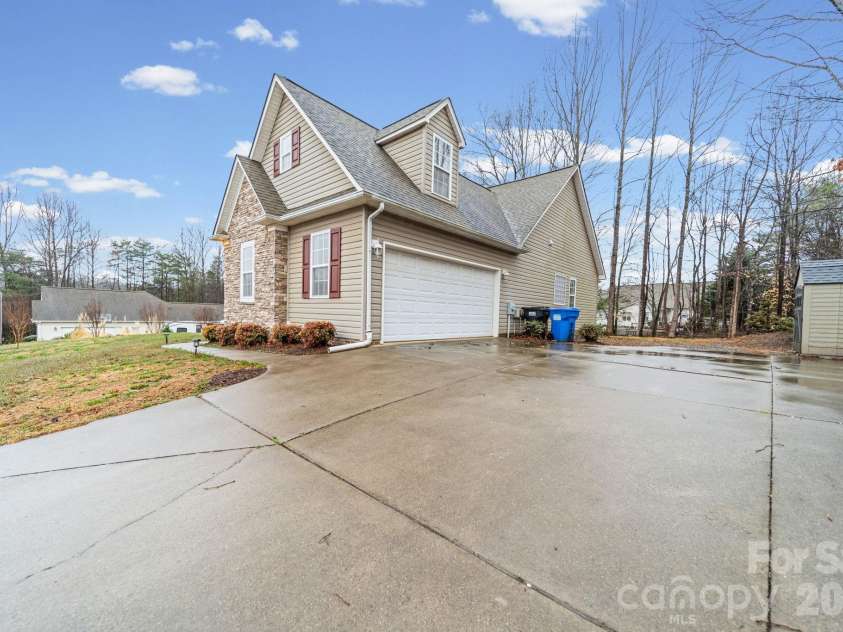 118 Sundance Circle, Statesville, NC 28625.  MLS# CAR4351957, YatesRealty ID 3050. 
