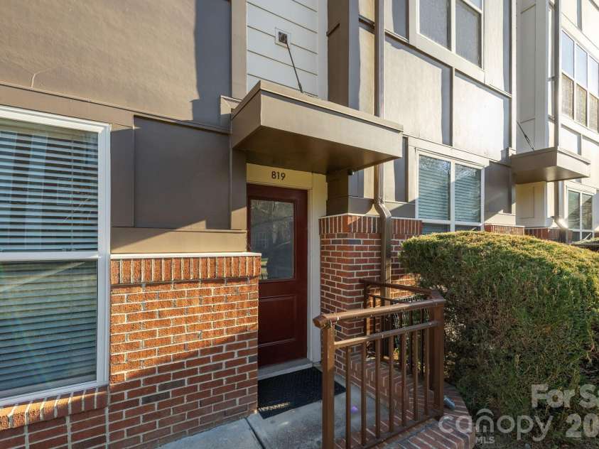 819 Seigle Point Drive, Charlotte, NC 28204.  MLS# CAR4338251, YatesRealty ID 3050. 