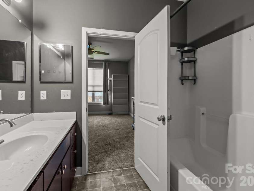 819 Seigle Point Drive, Charlotte, NC 28204.  MLS# CAR4338251, YatesRealty ID 3050. 