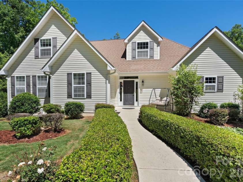 637 April Park, Waynesville, NC 28786.  MLS# CAR4391687, YatesRealty ID 30500. 