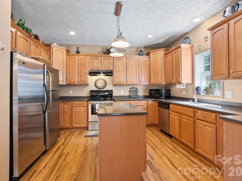 637 April Park, Waynesville, NC 28786.  MLS# CAR4391687, YatesRealty ID 30500. 