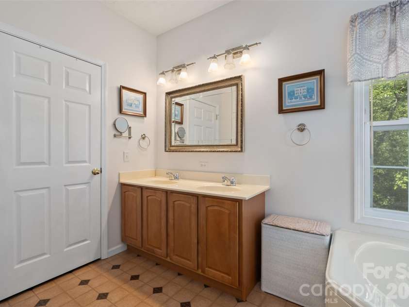 637 April Park, Waynesville, NC 28786.  MLS# CAR4391687, YatesRealty ID 30500. 