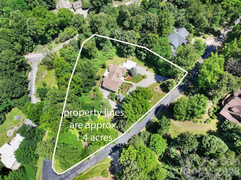 637 April Park, Waynesville, NC 28786.  MLS# CAR4391687, YatesRealty ID 30500. 