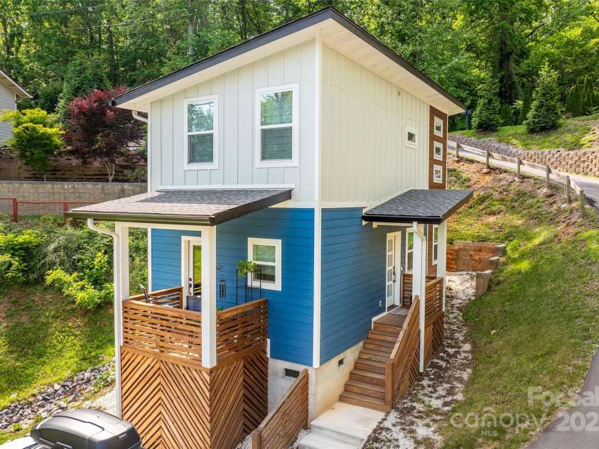 109 Thurland Avenue, Asheville, NC 28803.  MLS# CAR4261311, YatesRealty ID 30501. #109 is 2BR/1.5BA like a free-standing townhouse